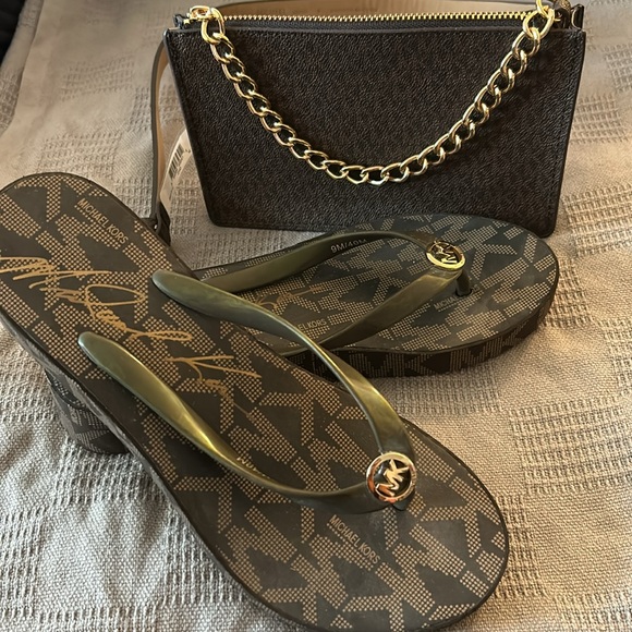 Michael Kors matching 3 item set monogram Belt bag & Sandals - Picture 3 of 7